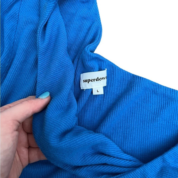 Superdown Revolve Karol Ribbed Crop Top One-Sleeve Top Cobalt Blue - Picture 4 of 4